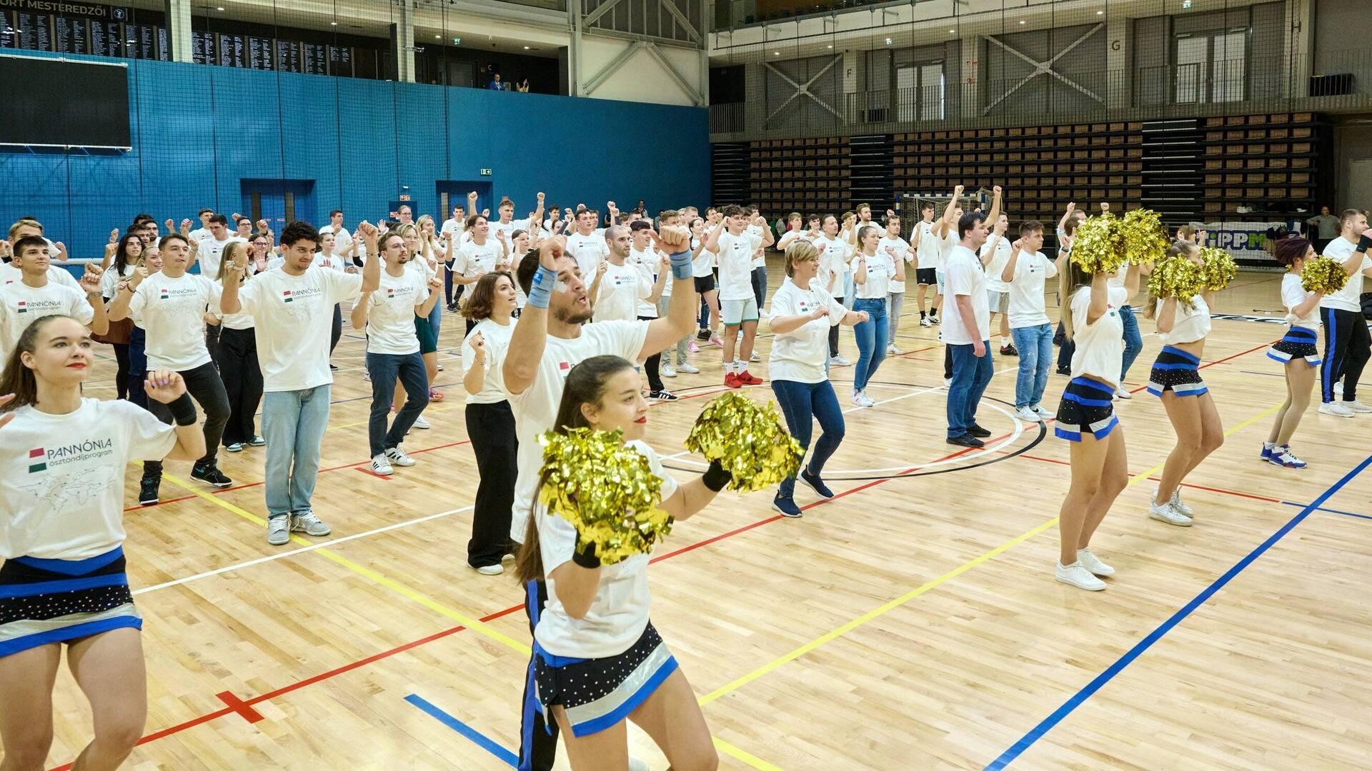 Flashmobbal népszerűsítették a Pannónia Ösztöndíjprogramot a Dr. Koltai Jenő Sportközpontban